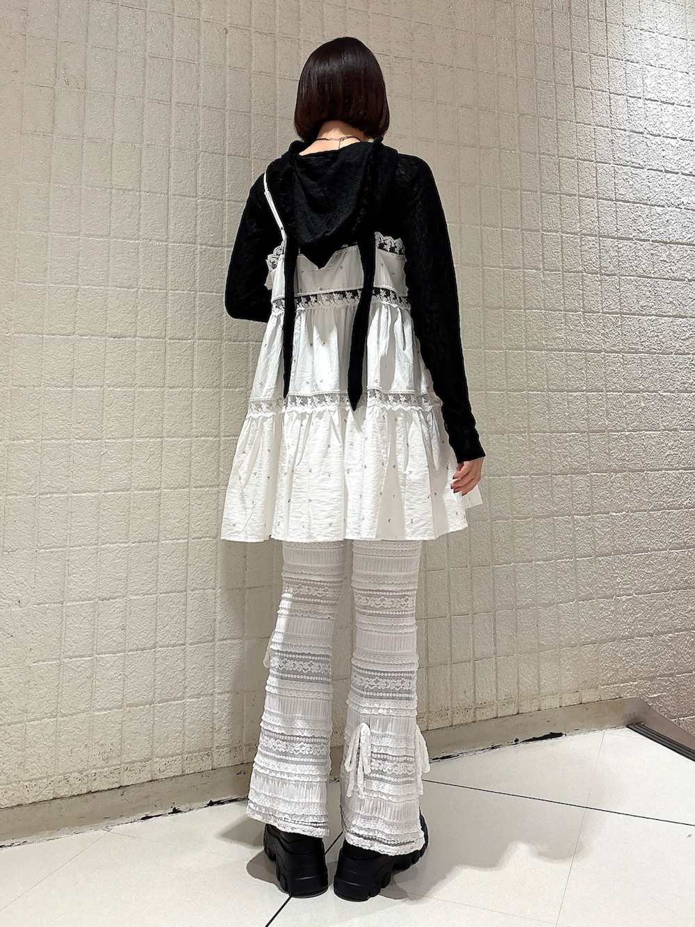 ブラック系のTシャツ/カットソー、ピンク系のキャミソール、ホワイト系のその他パンツを着用したレディースの春コーディネートの2枚目の写真
