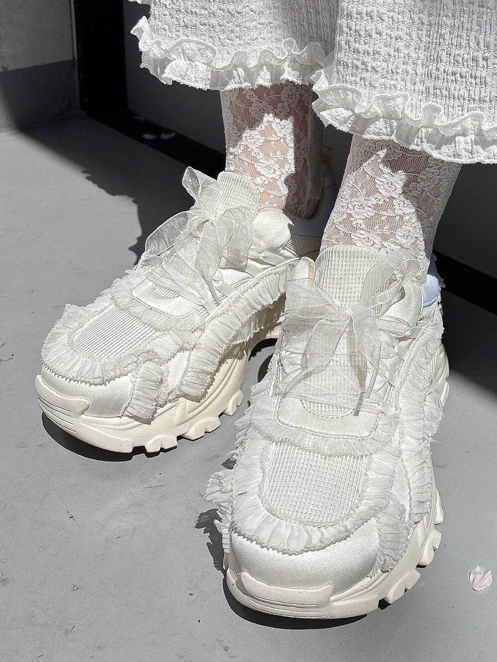 ピンク系のTシャツ/カットソー、ホワイト系のTシャツ/カットソー、ホワイト系のスカートを着用したレディースの春コーディネートの8枚目の写真