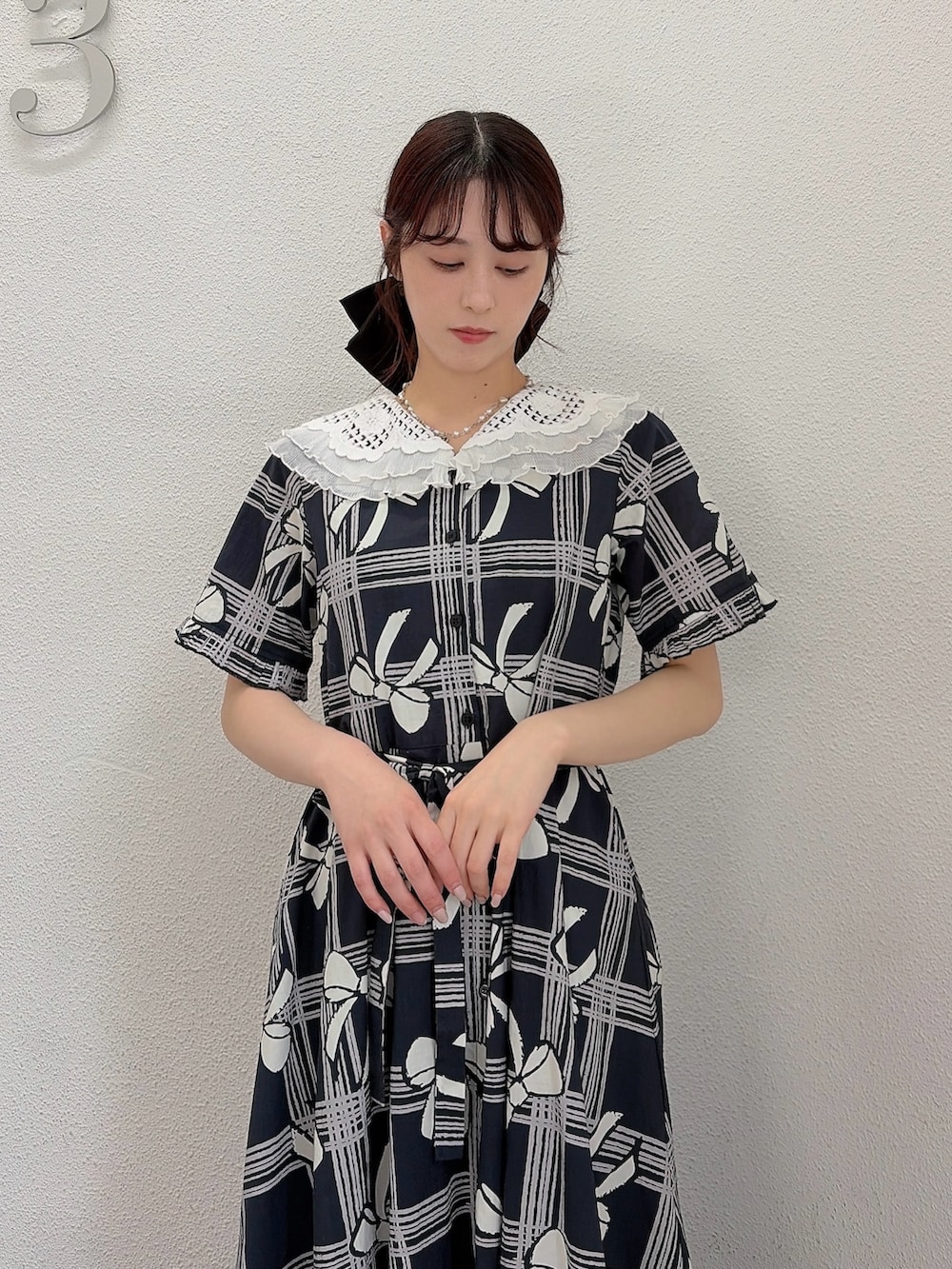 ブルー系のワンピース、ブラック系のその他パンツ、ブラック系のスニーカーを着用したレディースの春コーディネートの3枚目の写真