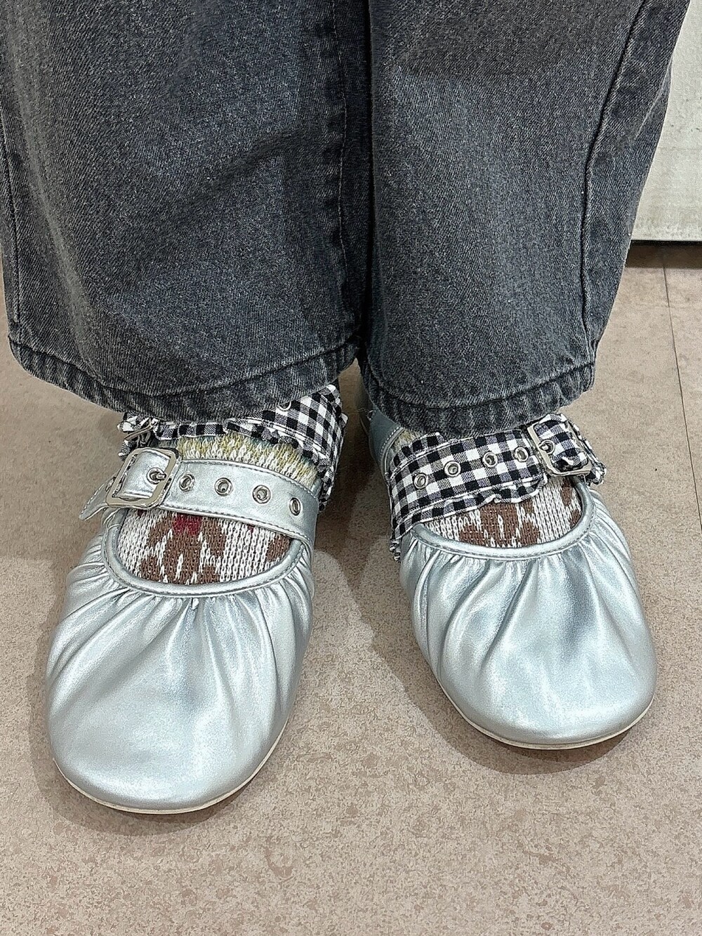 ブラック系のデニムパンツ、シルバー系のバレエシューズ、その他のブルゾンを着用したレディースの秋コーディネートの8枚目の写真