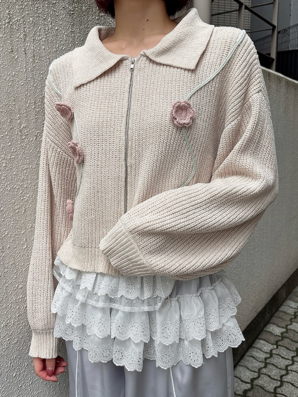 ホワイト系のカーディガン/ボレロ、ブルー系のその他パンツ、ブルー系のスニーカーを着用したレディースの夏コーディネートの5枚目の写真