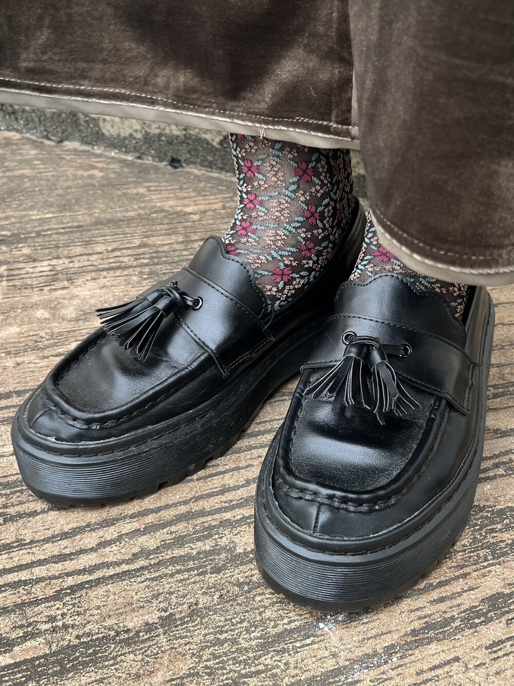 ブラック系のシャツ/ブラウス、ブラウン系のその他アウター、ブラウン系のワンピースを着用したレディースの冬コーディネートの3枚目の写真