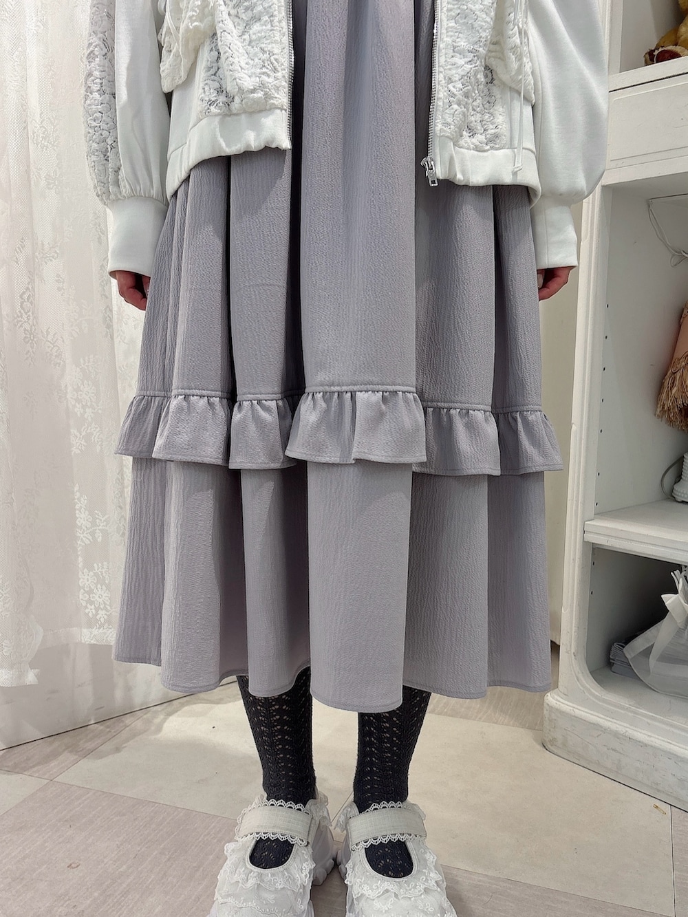 ホワイト系のジャージ、パープル系のワンピース、ホワイト系のスニーカーを着用したレディースの夏コーディネートの6枚目の写真