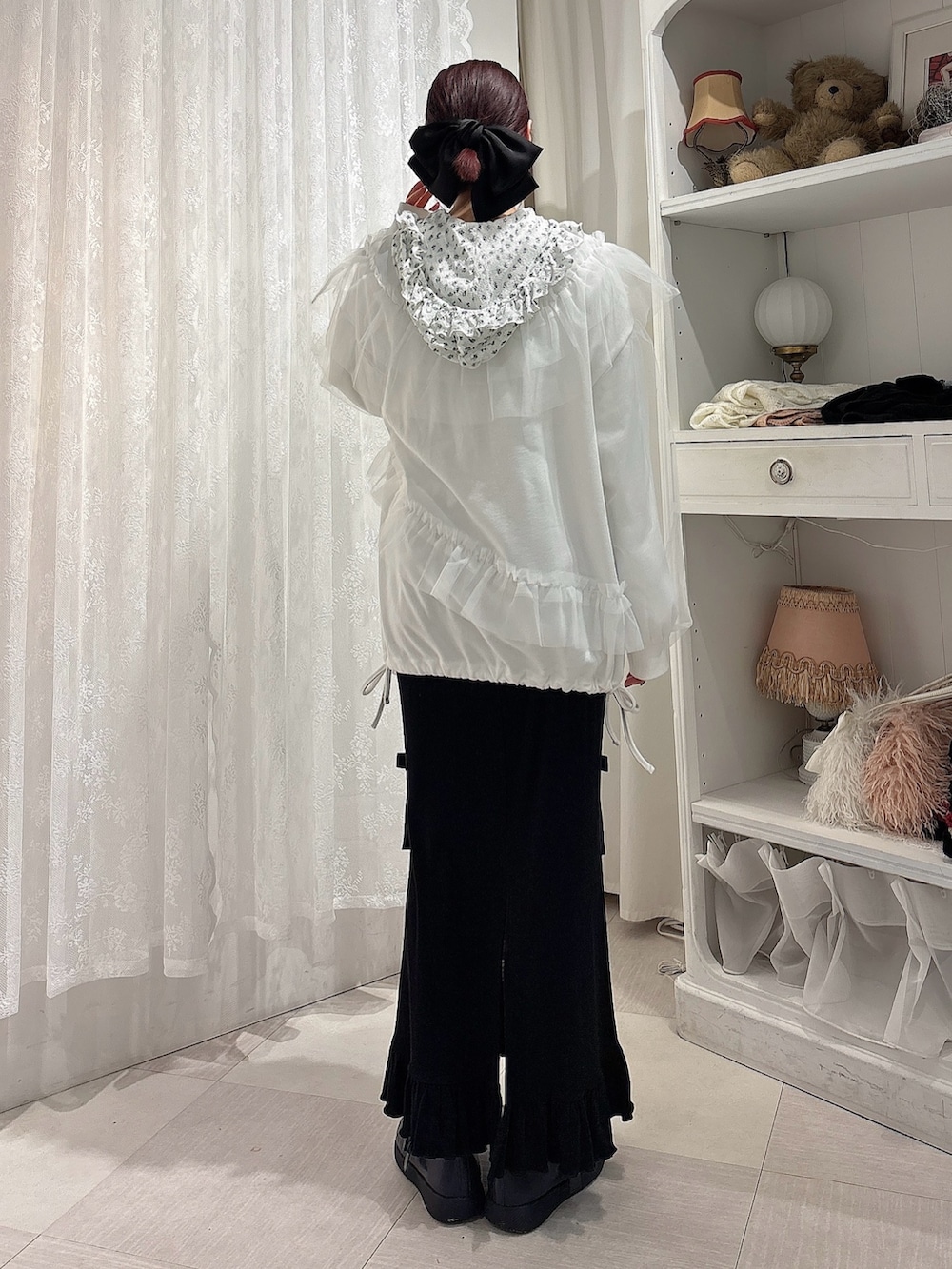 ホワイト系のスウェット、ブラック系のスカート、その他のTシャツ/カットソーを着用したレディースの夏コーディネートの2枚目の写真