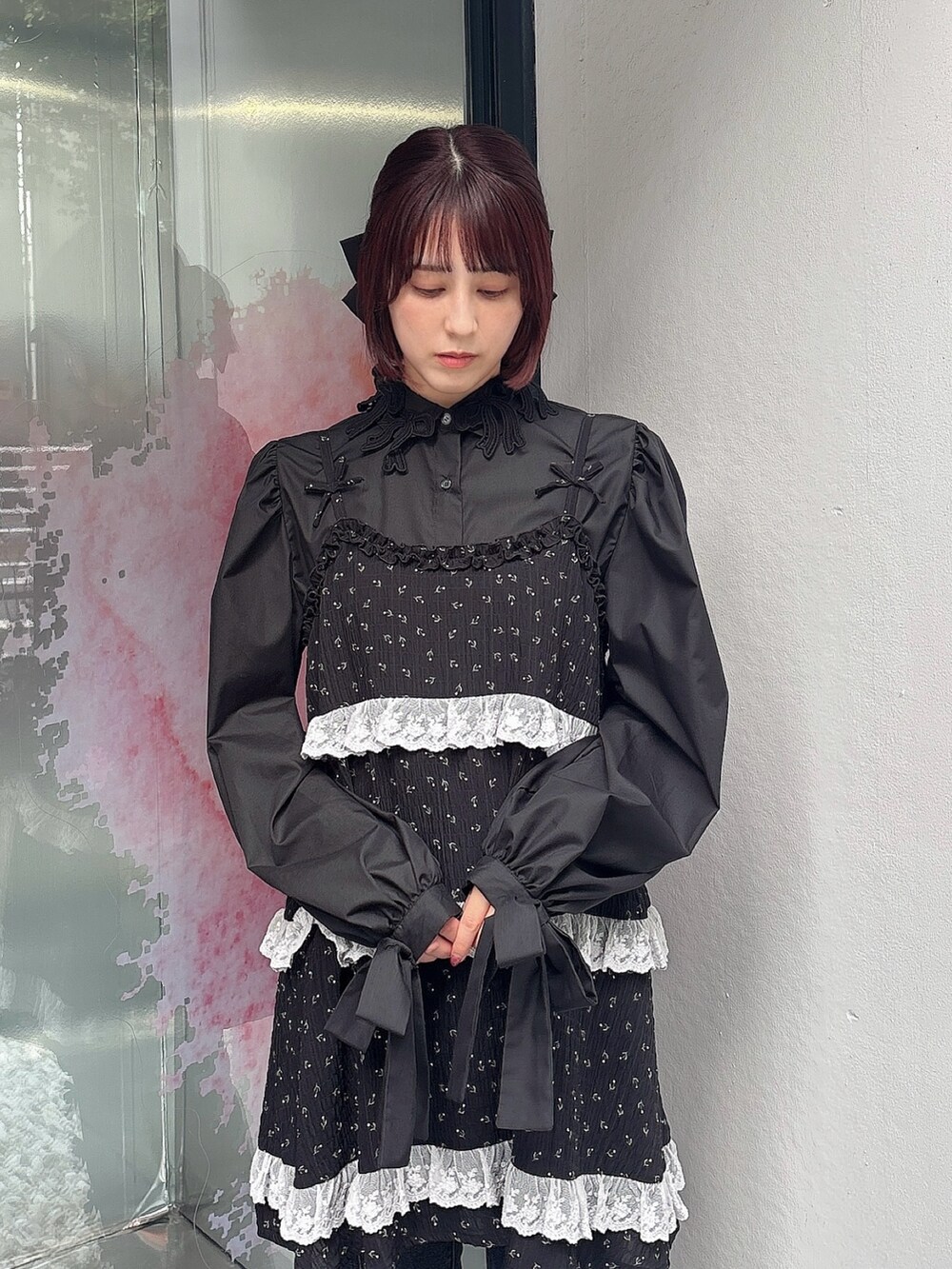 ブラック系のチュニック、ブラック系のシャツ/ブラウス、ブラック系のデニムパンツを着用したレディースの夏コーディネートの3枚目の写真