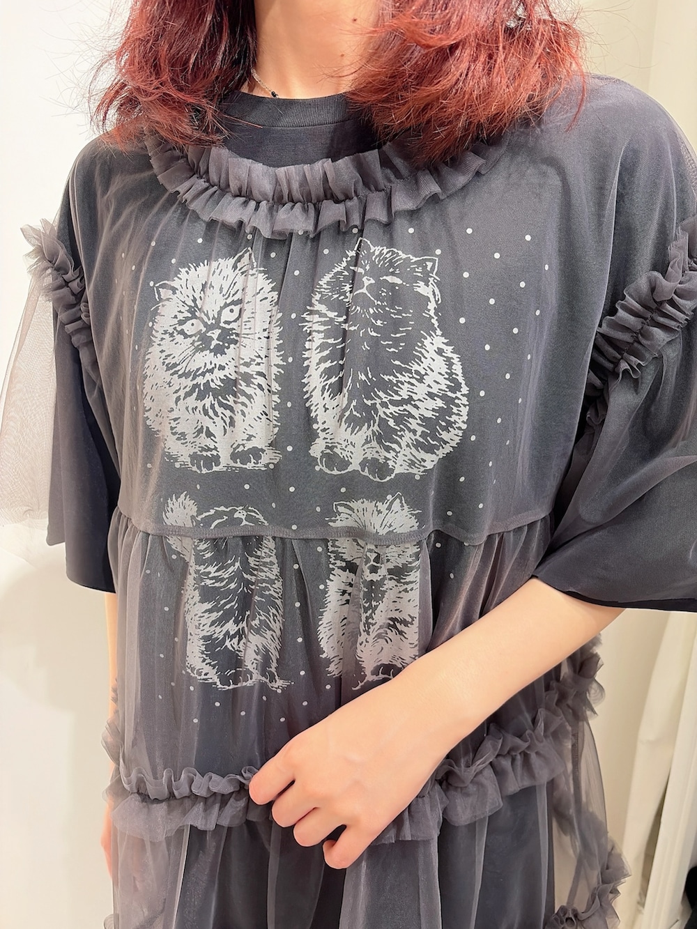 ブラック系のTシャツ/カットソー、グレー系のチュニック、グレー系のその他パンツを着用したレディースの春コーディネートの5枚目の写真