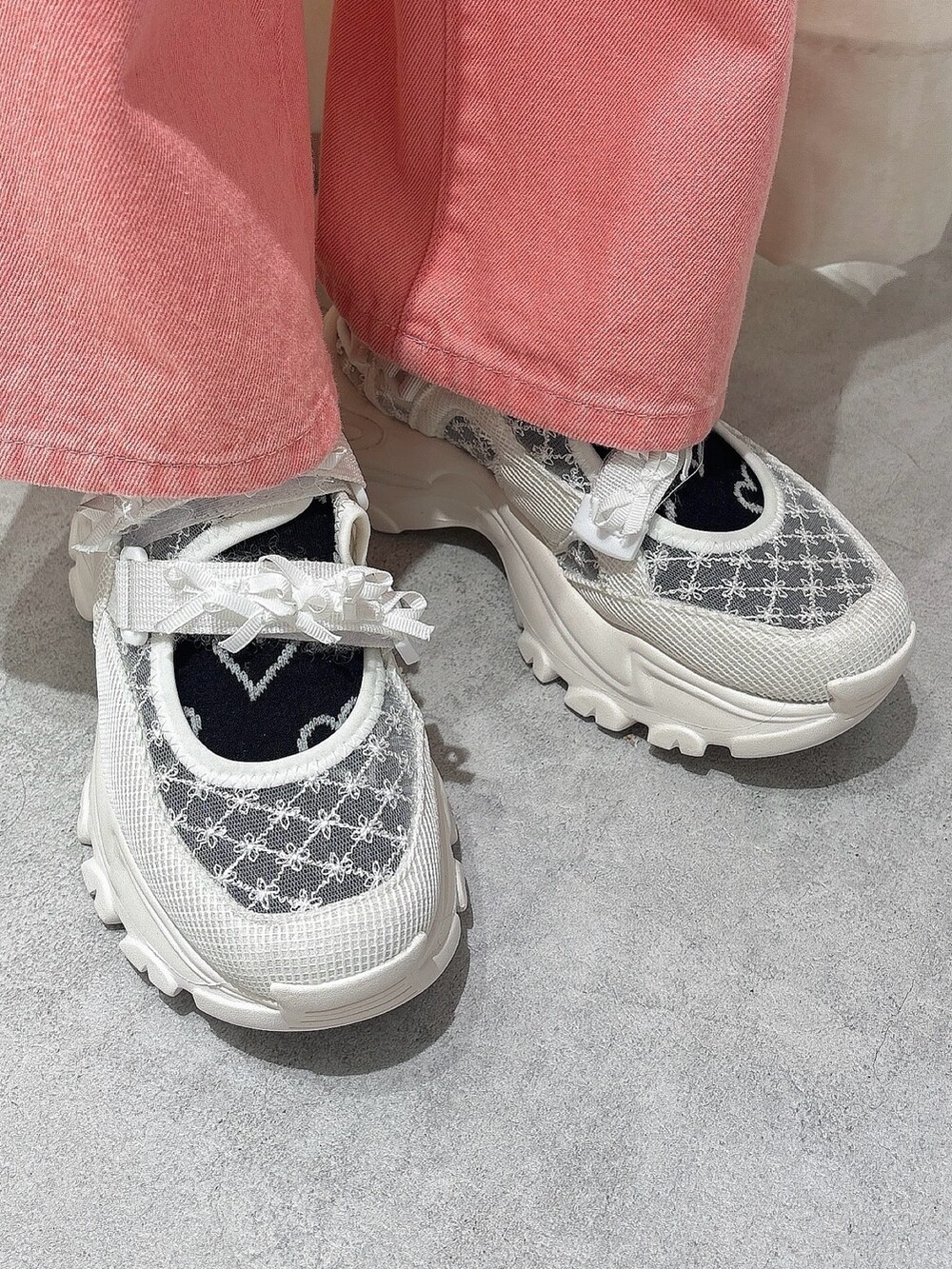 ピンク系のTシャツ/カットソー、ピンク系のデニムパンツ、ホワイト系のスニーカーを着用したレディースの夏コーディネートの7枚目の写真