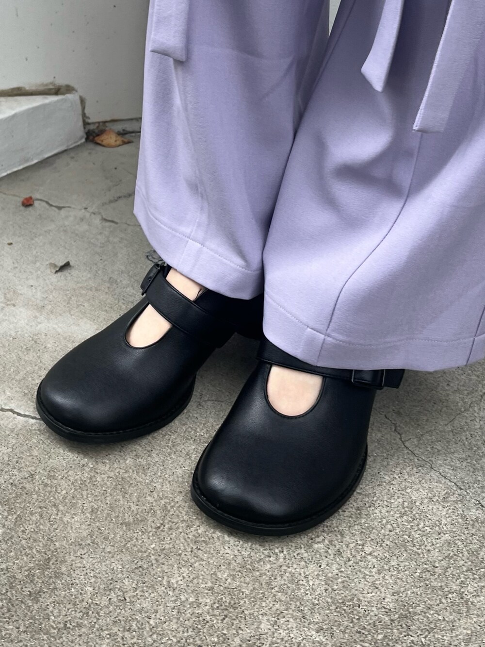 パープル系のその他パンツ、ブラック系のブーツ、グリーン系のニット/セーターを着用したレディースの冬コーディネートの4枚目の写真