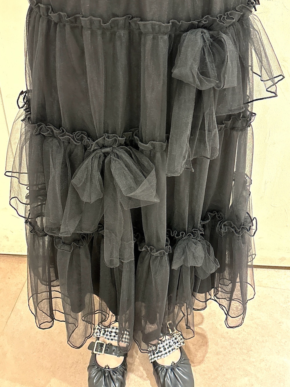 ホワイト系のシャツ/ブラウス、グリーン系のカーディガン/ボレロ、ブラック系のスカートを着用したレディースの夏コーディネートの6枚目の写真