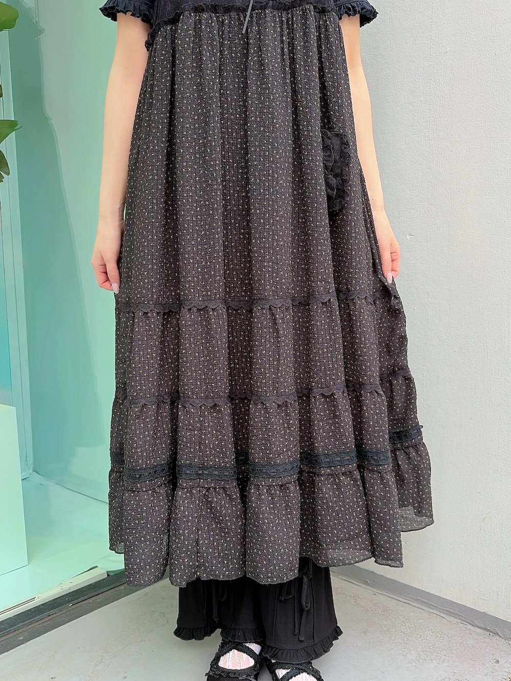 ブルー系のTシャツ/カットソー、ブラック系のワンピース、ブラック系のその他パンツを着用したレディースの春コーディネートの6枚目の写真