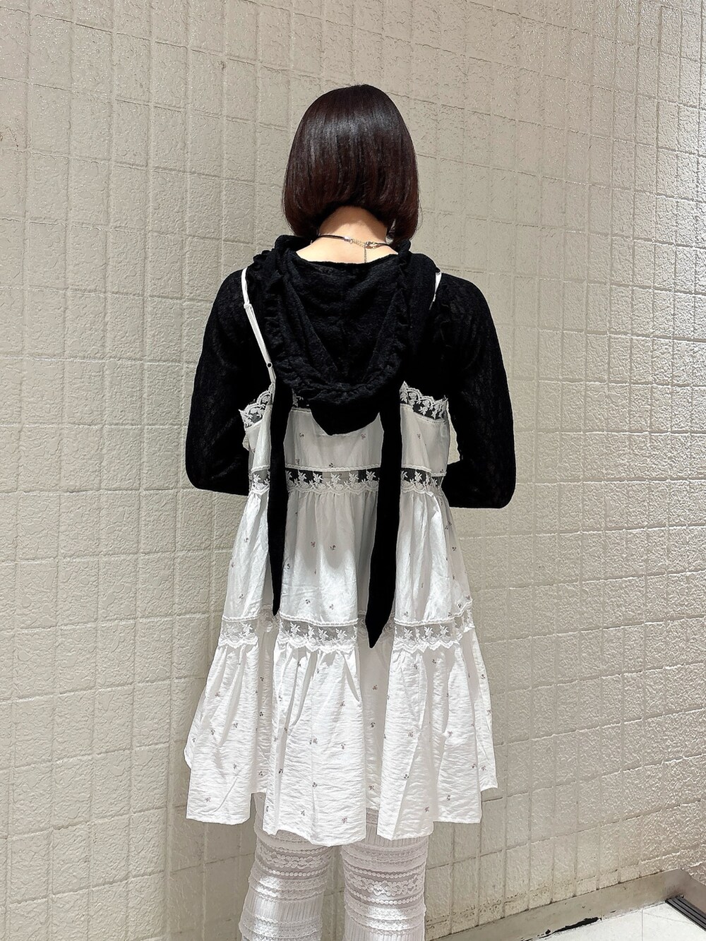 ブラック系のTシャツ/カットソー、ピンク系のキャミソール、ホワイト系のその他パンツを着用したレディースの春コーディネートの4枚目の写真