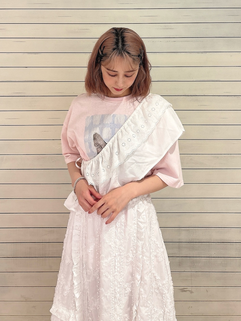 ホワイト系のスカート、ピンク系のTシャツ/カットソー、ブラック系のサンダルを着用したレディースの夏コーディネートの3枚目の写真