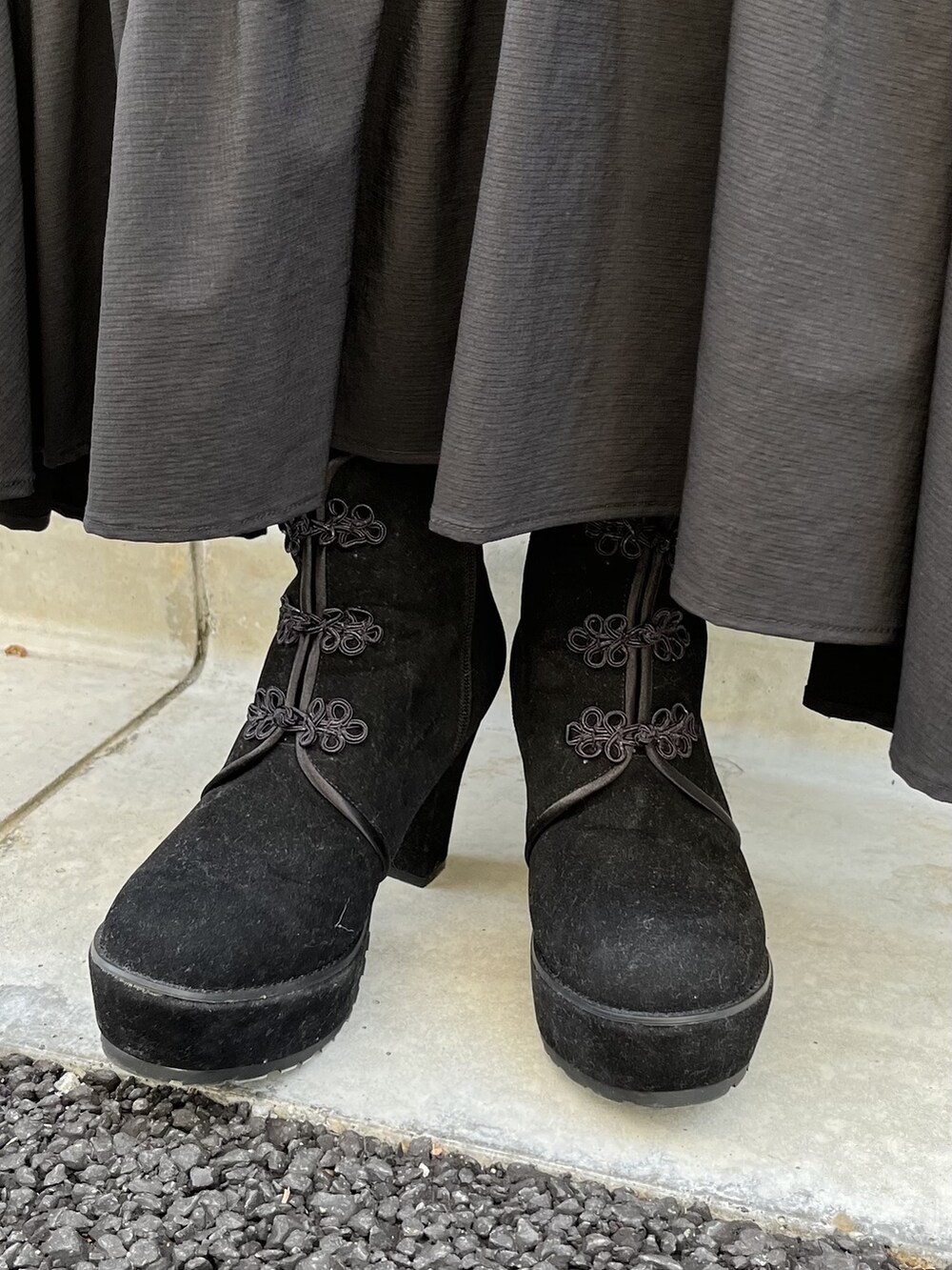 ホワイト系のTシャツ/カットソー、ブラック系のブーツ、ベージュ系のブルゾンを着用したレディースの冬コーディネートの4枚目の写真