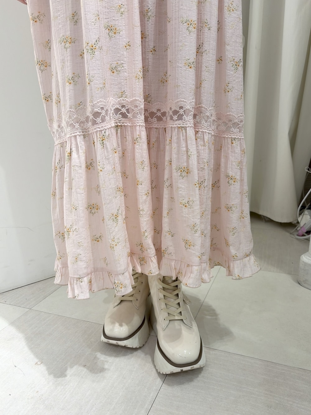 ホワイト系のシャツ/ブラウス、その他のワンピース、ピンク系のハンドバッグを着用したレディースの夏コーディネートの7枚目の写真