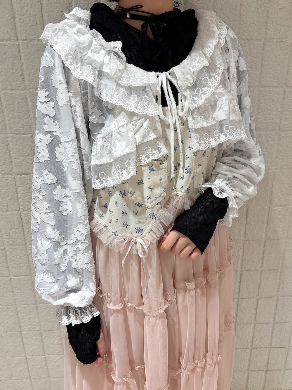 ピンク系のワンピース、ホワイト系のその他パンツ、ブラック系のローファーを着用したレディースの春コーディネートの5枚目の写真