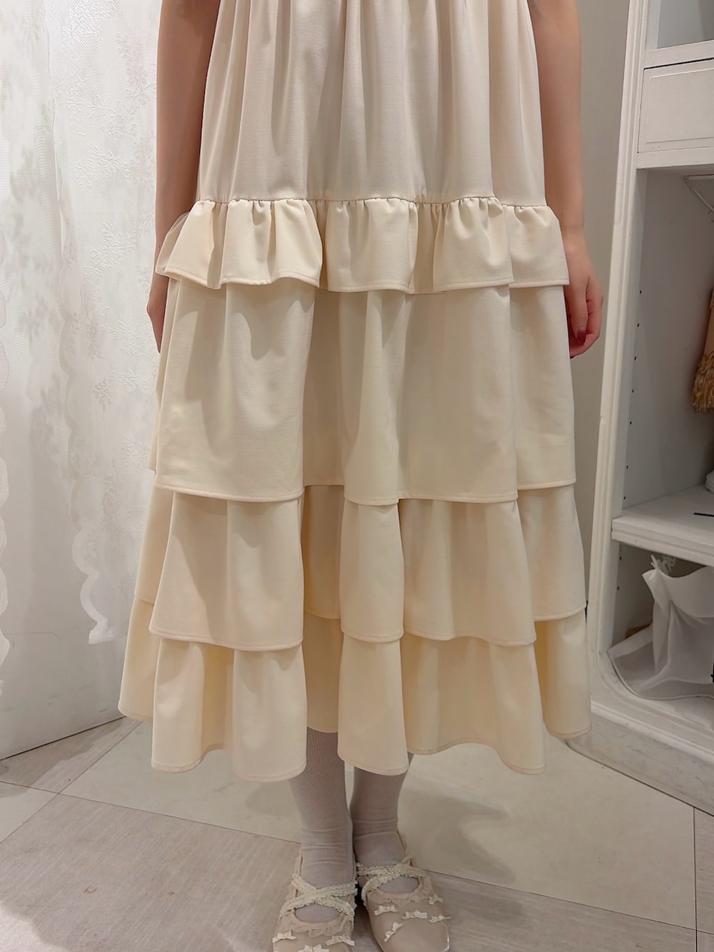 ホワイト系のTシャツ/カットソー、ホワイト系のワンピース、ホワイト系のバレエシューズを着用したレディースの春コーディネートの6枚目の写真