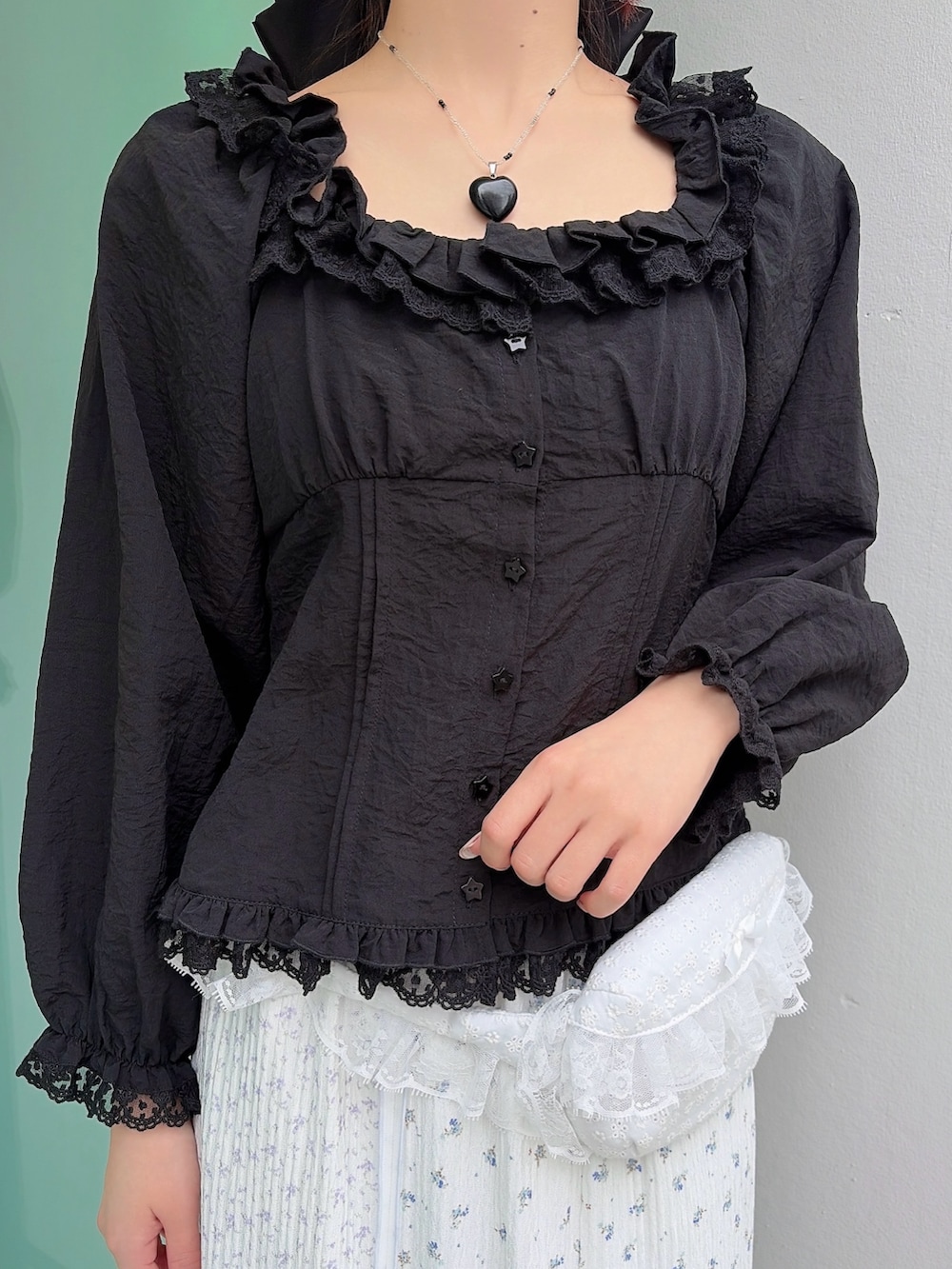 ブラック系のシャツ/ブラウス、ホワイト系のボディバッグ/ウエストポーチ、パープル系のスカートを着用したレディースの春コーディネートの6枚目の写真