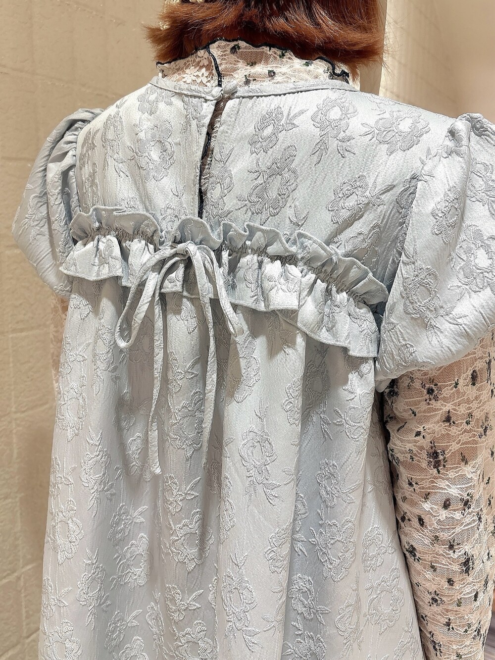 ブルー系のワンピース、ホワイト系のTシャツ/カットソー、ホワイト系のサンダルを着用したレディースの春コーディネートの6枚目の写真