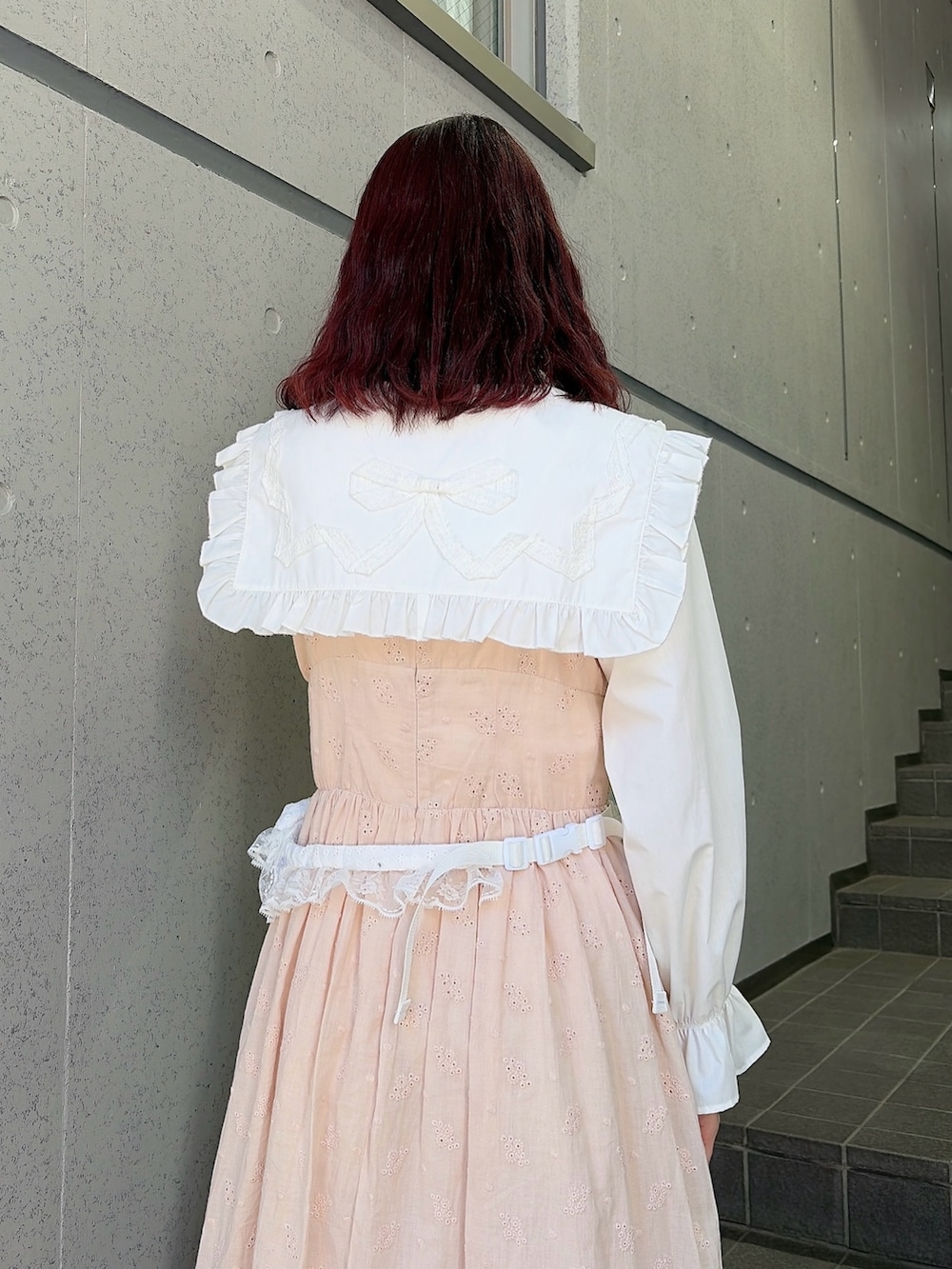 ホワイト系のシャツ/ブラウス、ピンク系のワンピース、ホワイト系のボディバッグ/ウエストポーチを着用したレディースの冬コーディネートの4枚目の写真