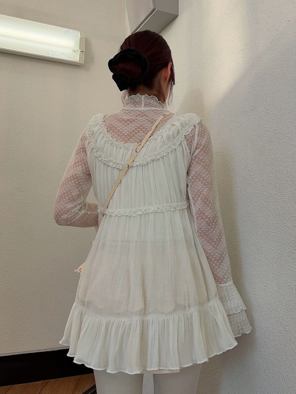 ホワイト系のTシャツ/カットソー、ホワイト系のショルダーバッグ、ホワイト系のスウェットパンツを着用したレディースの春コーディネートの4枚目の写真