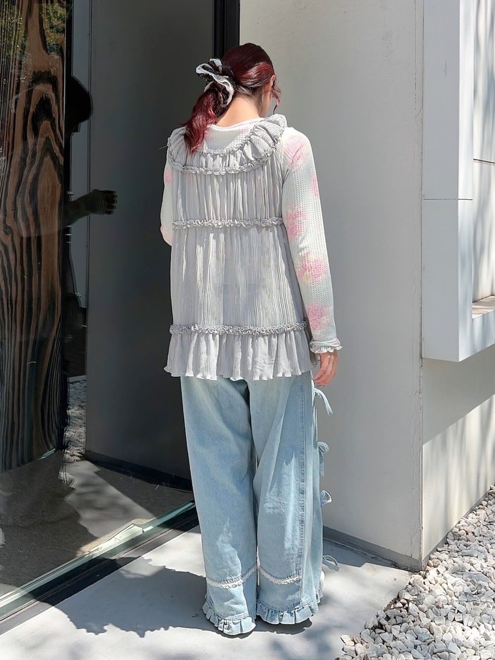 グリーン系のTシャツ/カットソー、ブルー系のシャツ/ブラウス、ホワイト系のスニーカーを着用したレディースの夏コーディネートの3枚目の写真