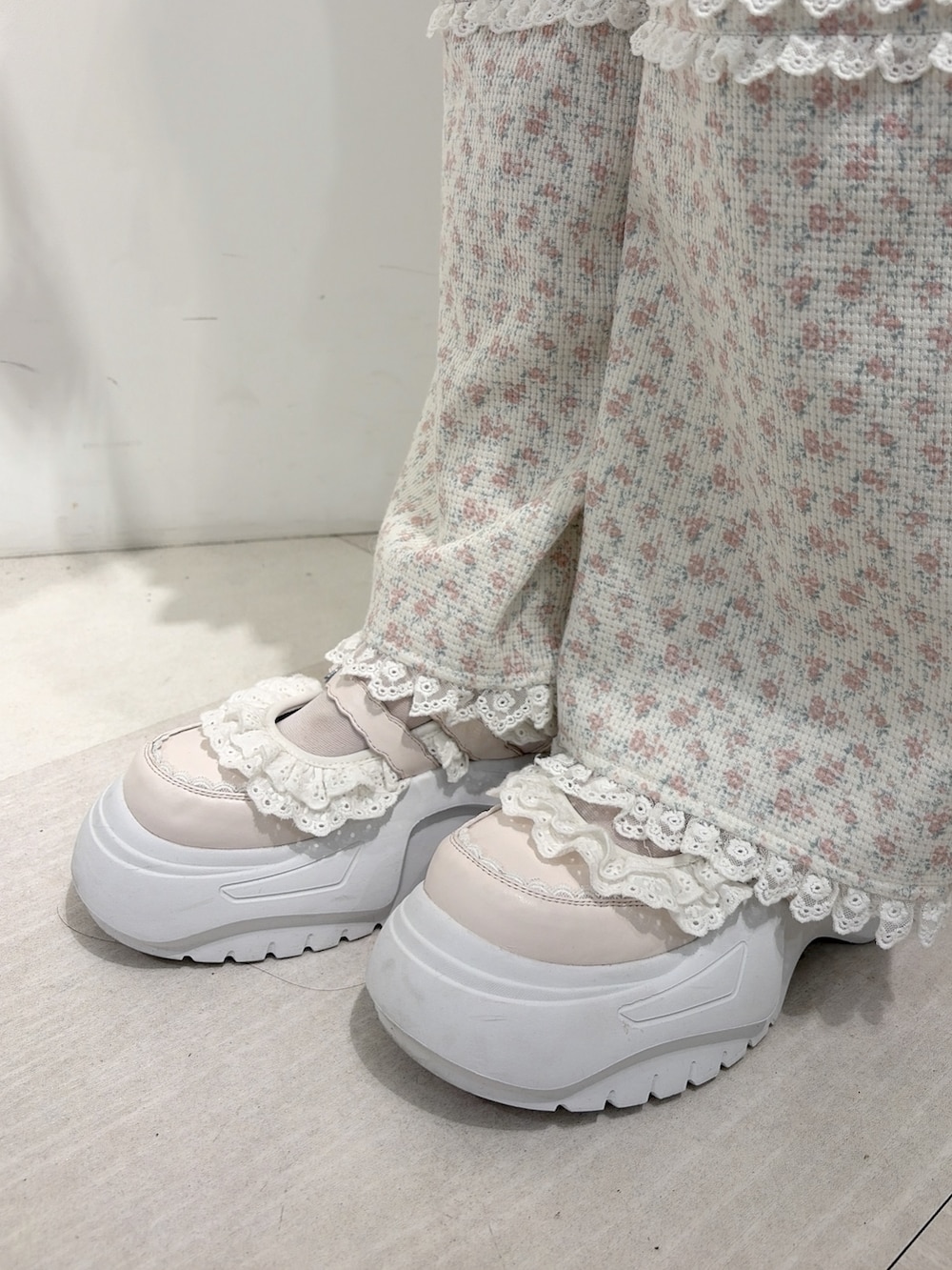 ホワイト系のスカート、ピンク系のカーゴパンツ、ホワイト系のTシャツ/カットソーを着用したレディースの夏コーディネートの7枚目の写真