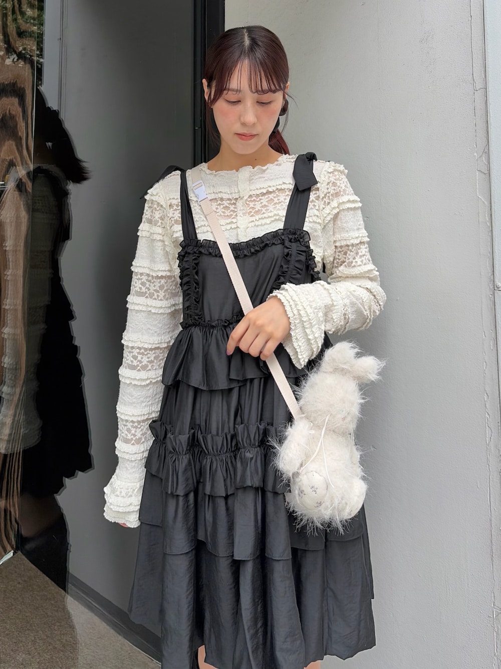 ホワイト系のTシャツ/カットソー、ブラック系のワンピース、ホワイト系のショルダーバッグを着用したレディースの夏コーディネートの3枚目の写真