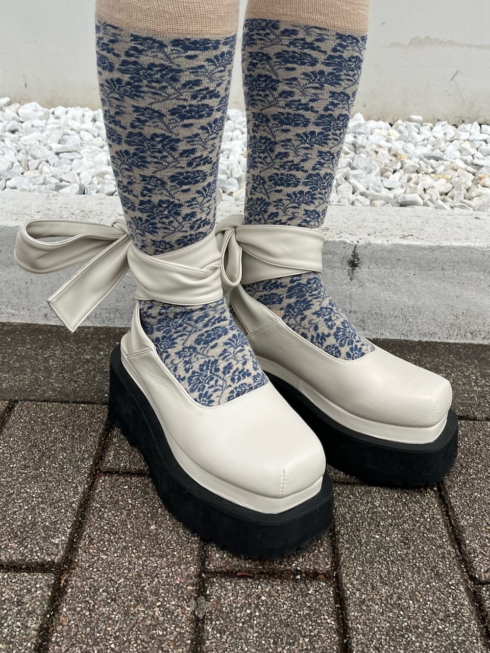 ブラック系のデニムジャケット、ブラック系のデニムスカート、ブラック系のパンプスを着用したレディースの冬コーディネートの3枚目の写真