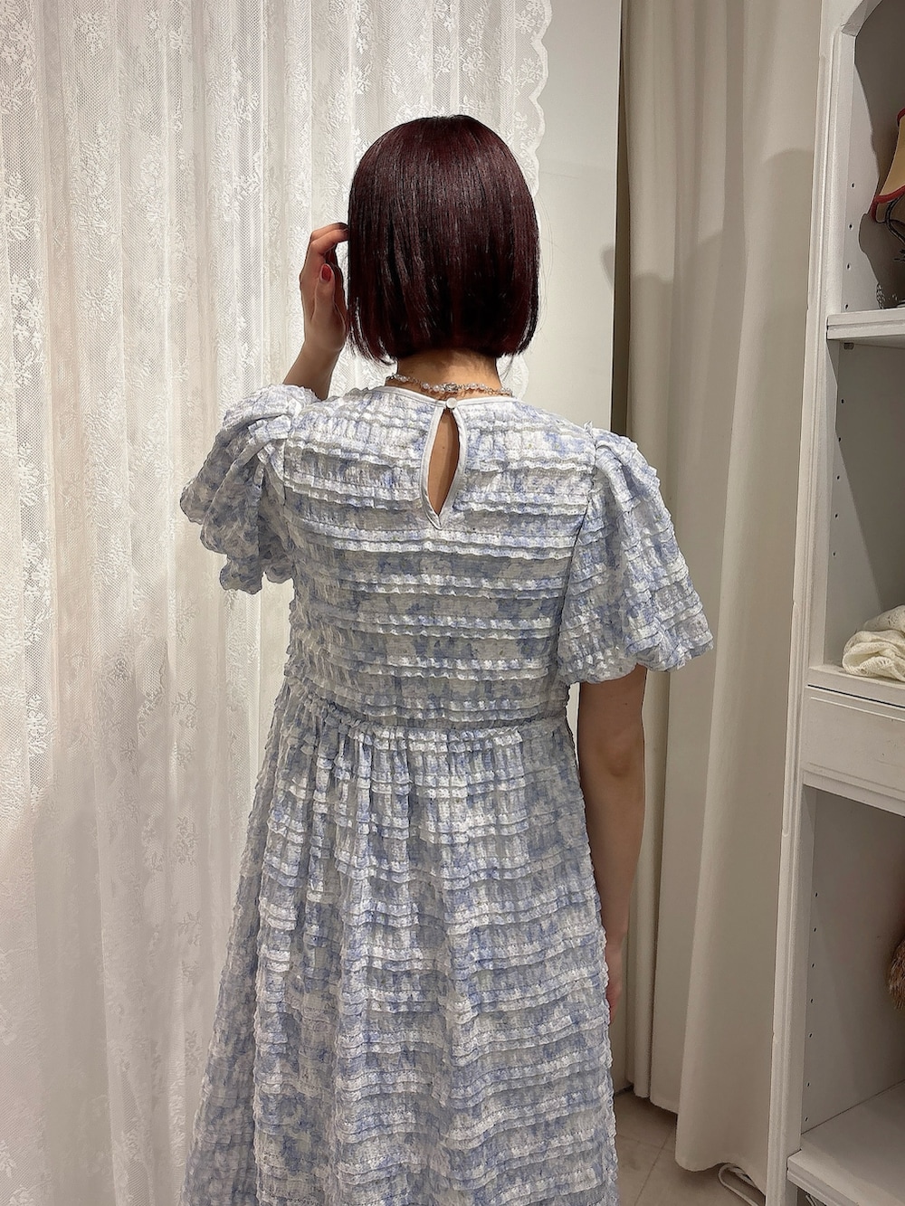 ブルー系のワンピース、ブルー系のパンプス、グレー系のスウェットパンツを着用したレディースの夏コーディネートの4枚目の写真