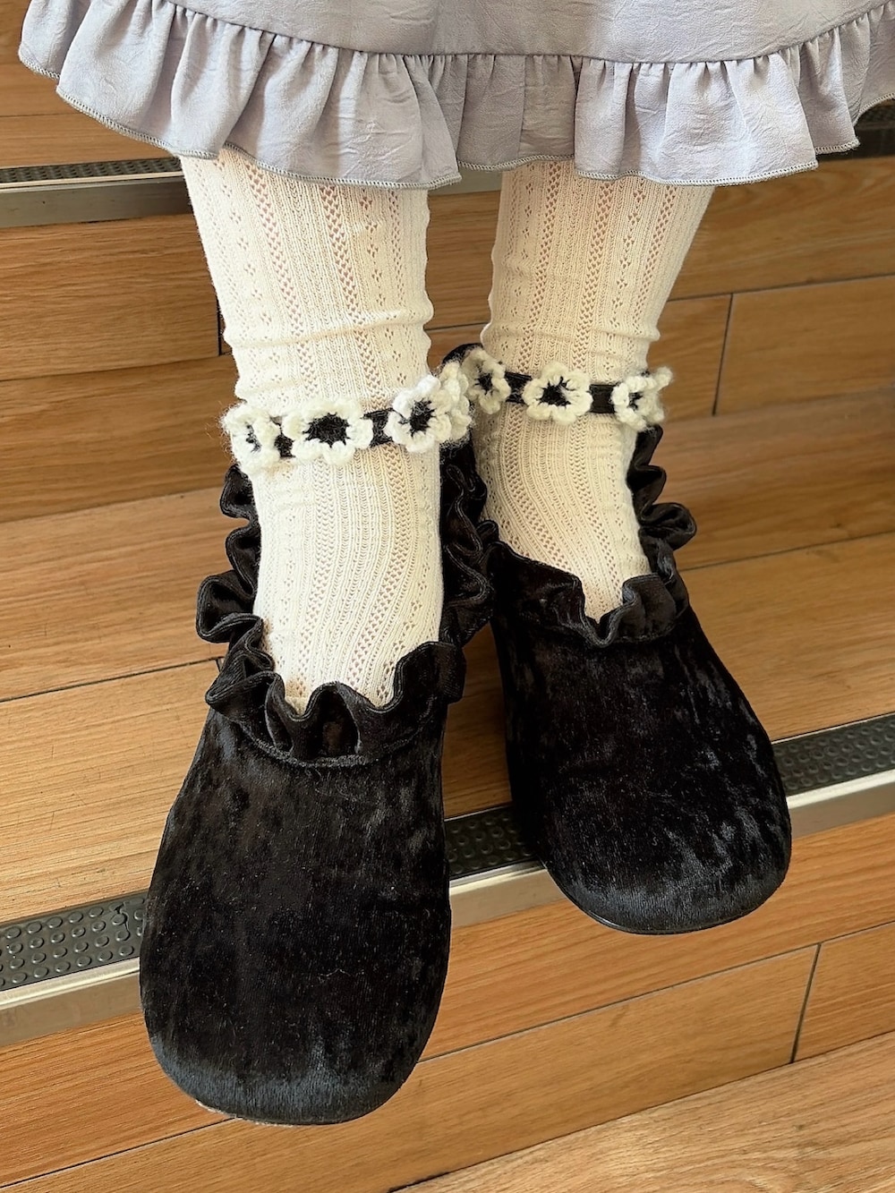 ブルー系のワンピース、ブラック系のパンプス、グレー系のテーラードジャケットを着用したレディースの春コーディネートの7枚目の写真
