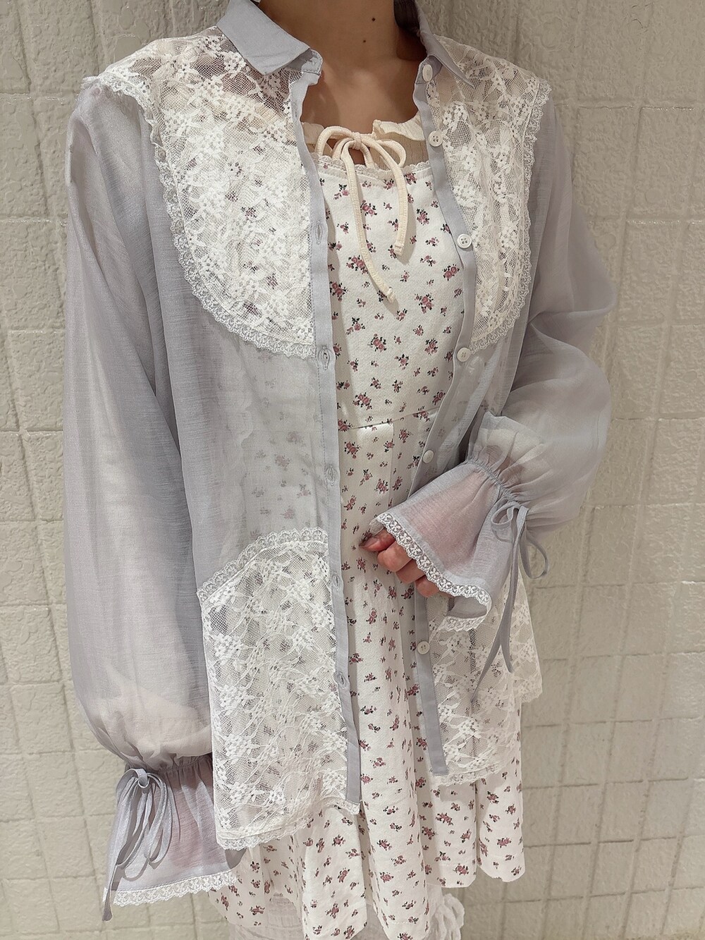 ホワイト系のワンピース、ホワイト系のその他パンツ、ホワイト系のローファーを着用したレディースの冬コーディネートの5枚目の写真