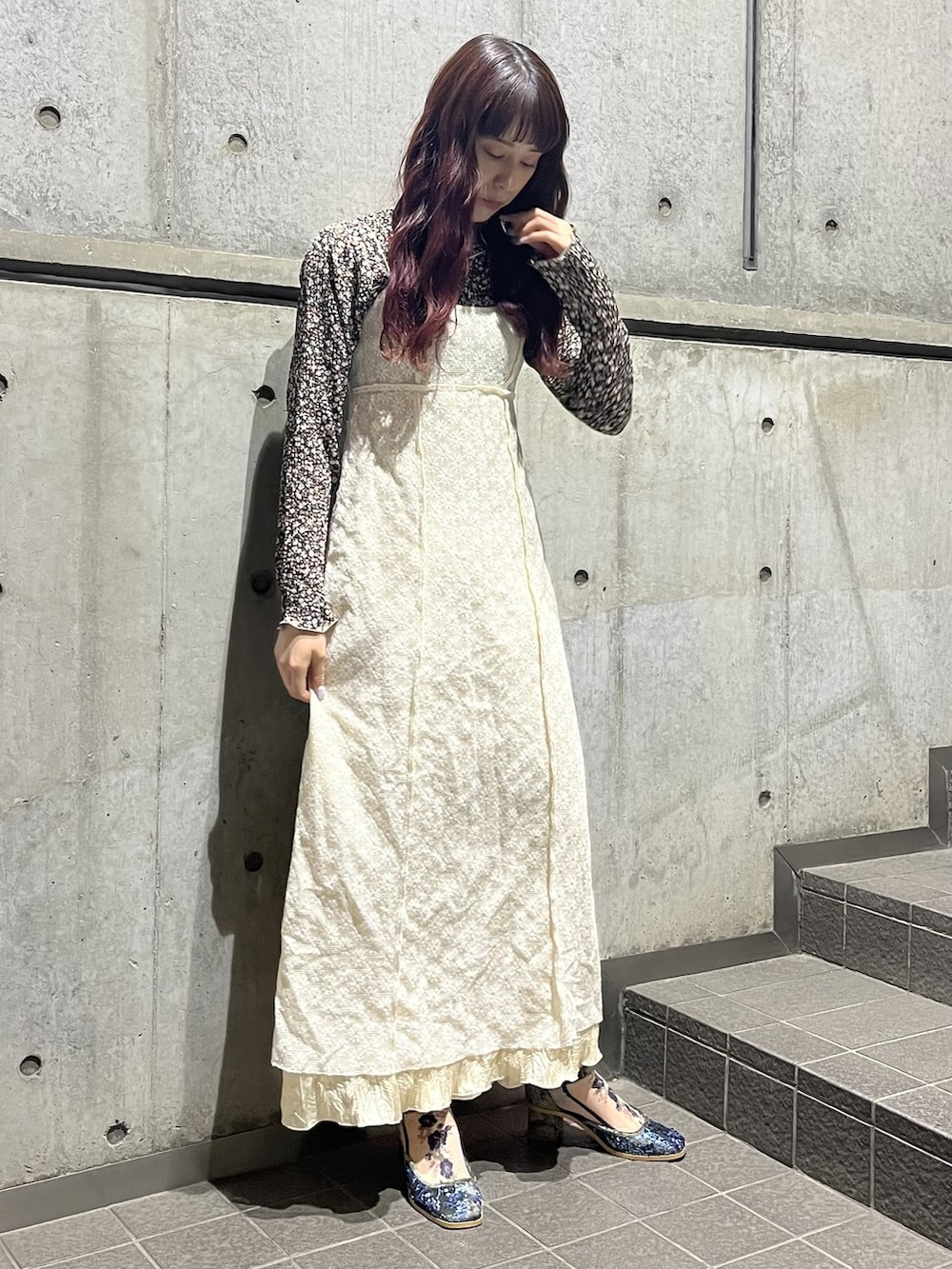 ホワイト系のワンピース、ベージュ系のパンプス、ブラック系のTシャツ/カットソーを着用したレディースの春コーディネートの2枚目の写真