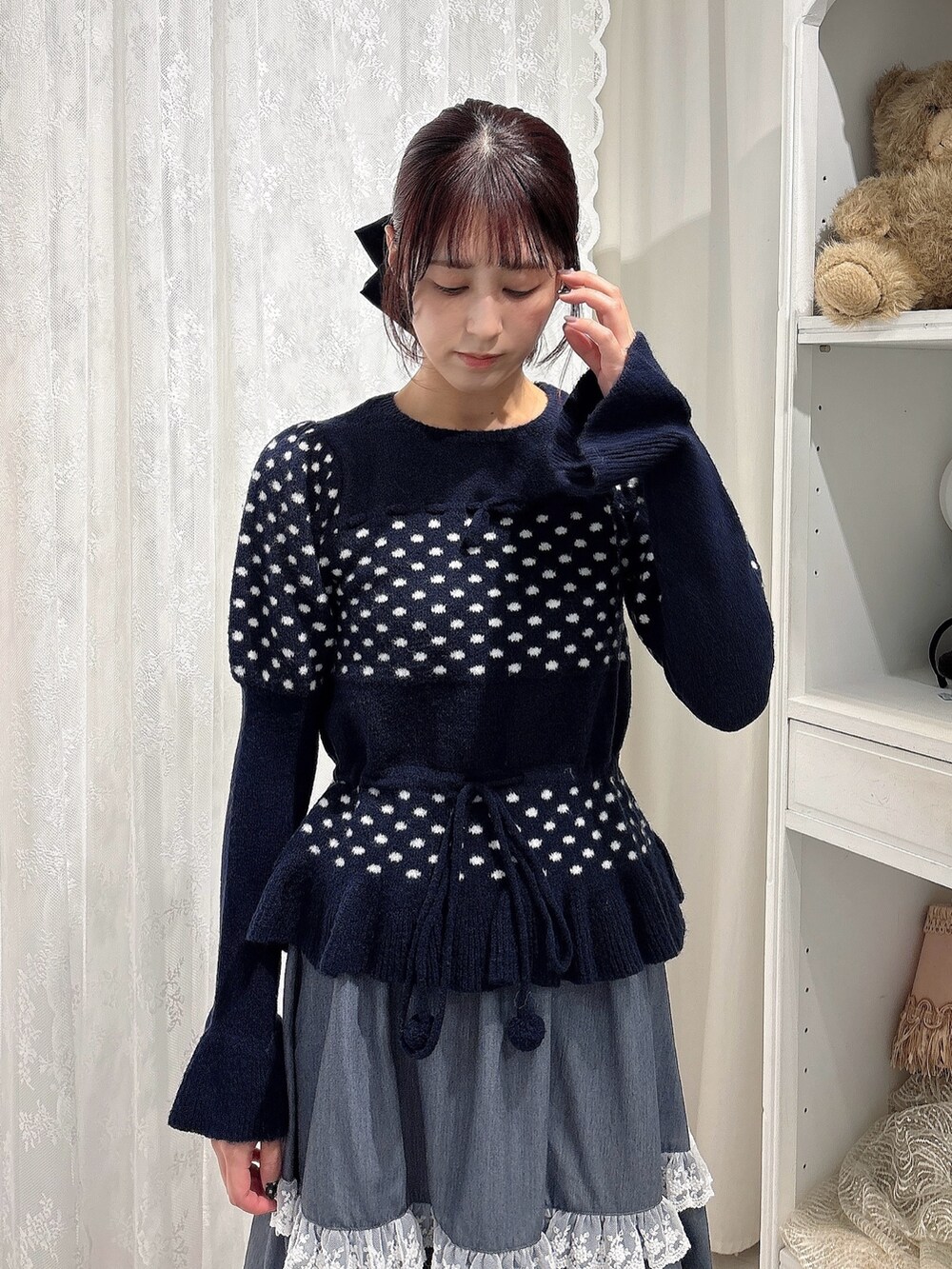 ブルー系のニット/セーター、グレー系のスカート、レッド系のローファーを着用したレディースの秋コーディネートの3枚目の写真