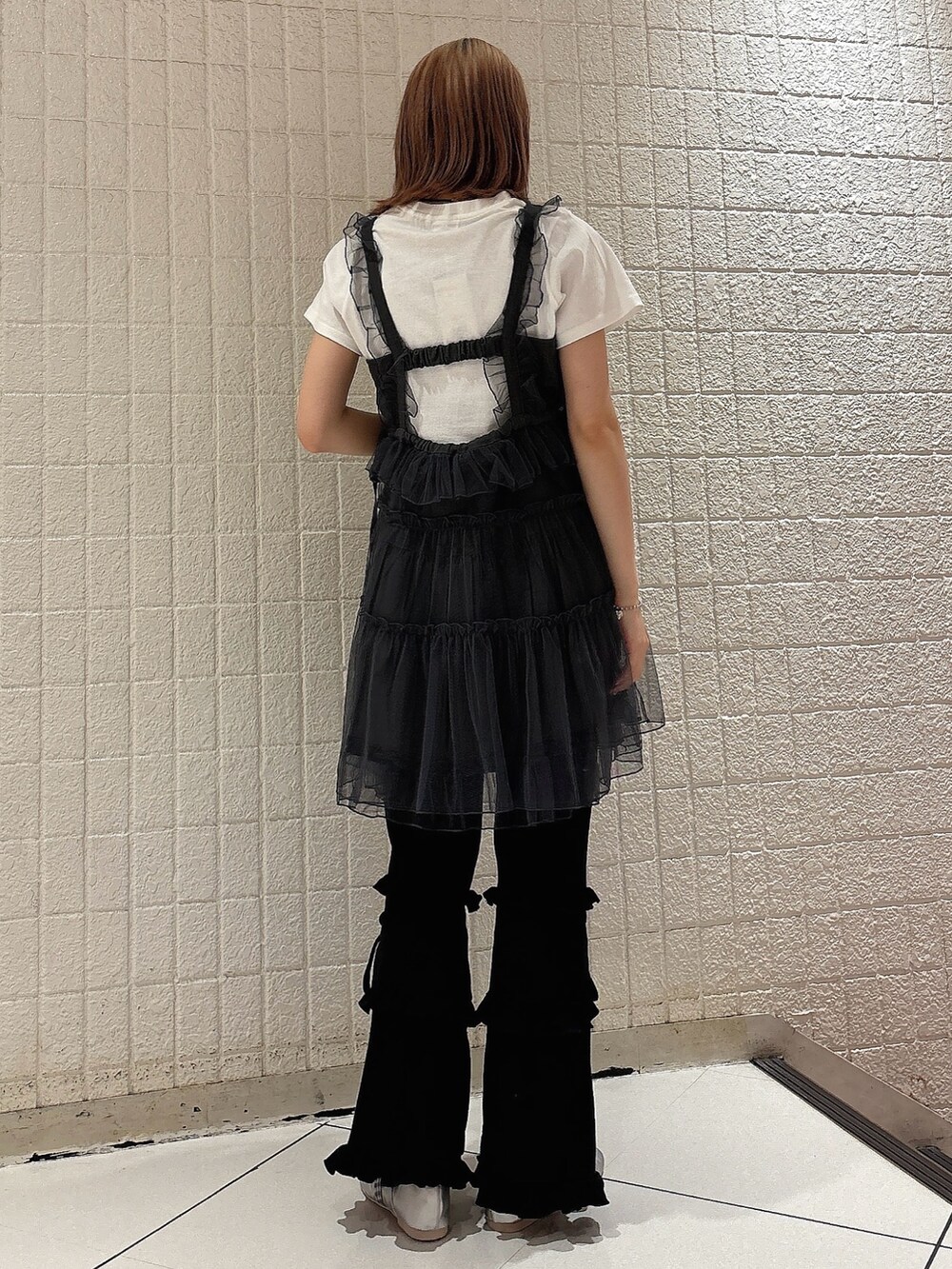 グレー系のワンピース、ブラック系のスウェットパンツ、シルバー系のバレエシューズを着用したレディースの夏コーディネートの2枚目の写真