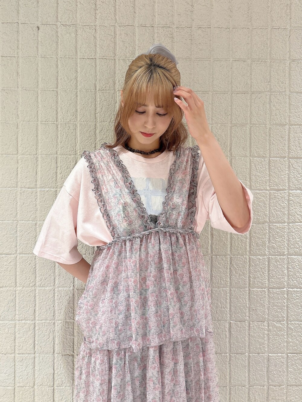 ピンク系のワンピース、ブルー系のデニムパンツ、ブルー系のサンダルを着用したレディースの夏コーディネートの3枚目の写真