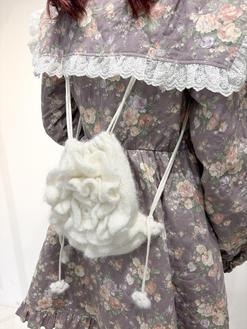 パープル系のワンピース、ホワイト系のその他パンツ、ピンク系のスニーカーを着用したレディースの夏コーディネートの6枚目の写真
