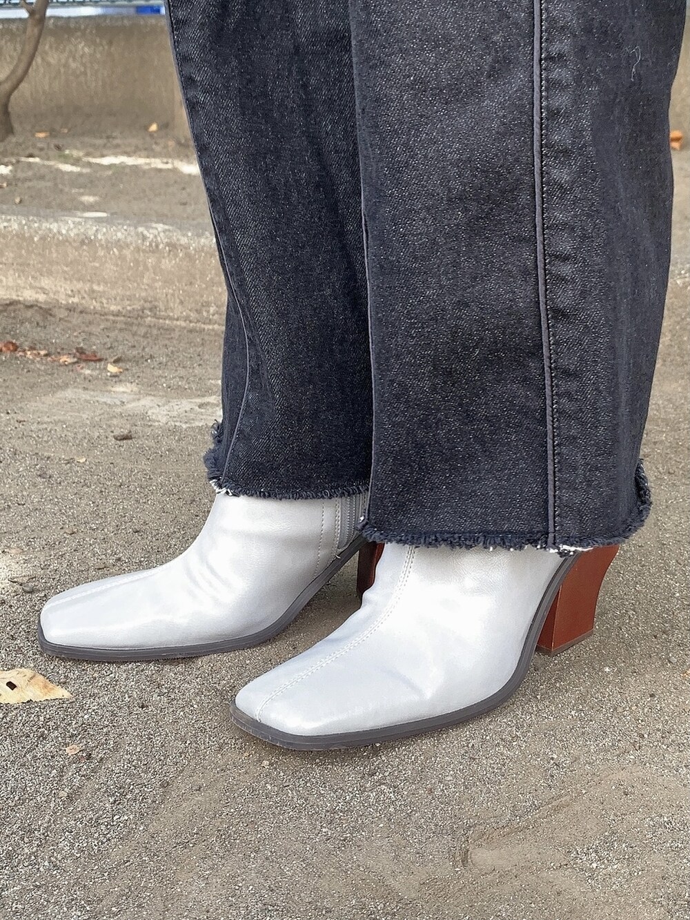 その他のその他アウター、ブラック系のデニムパンツ、ブルー系のブーツを着用したレディースの秋コーディネートの3枚目の写真