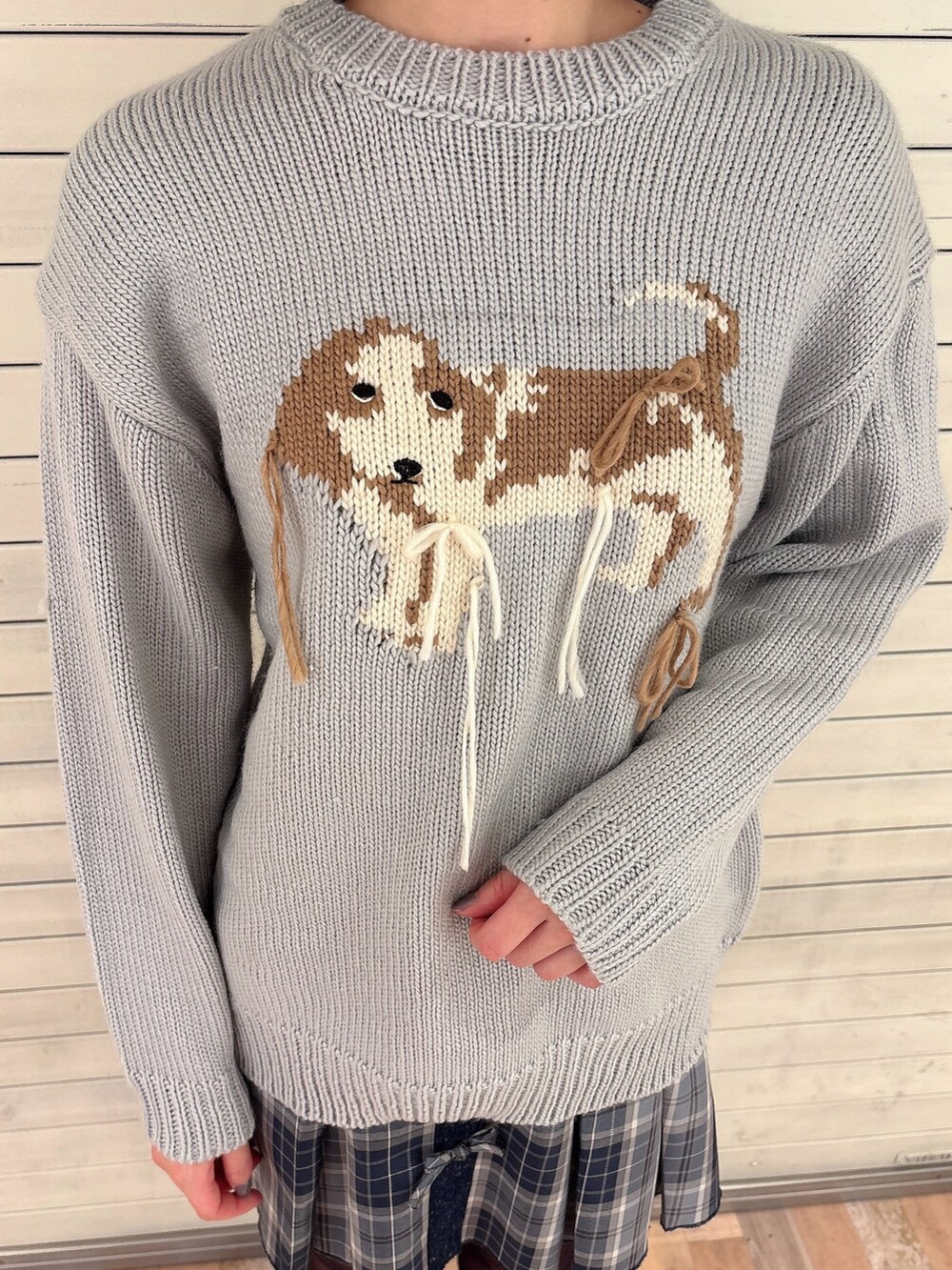 ブルー系のニット/セーター、ブルー系のスカート、ホワイト系のローファーを着用したレディースの冬コーディネートの6枚目の写真