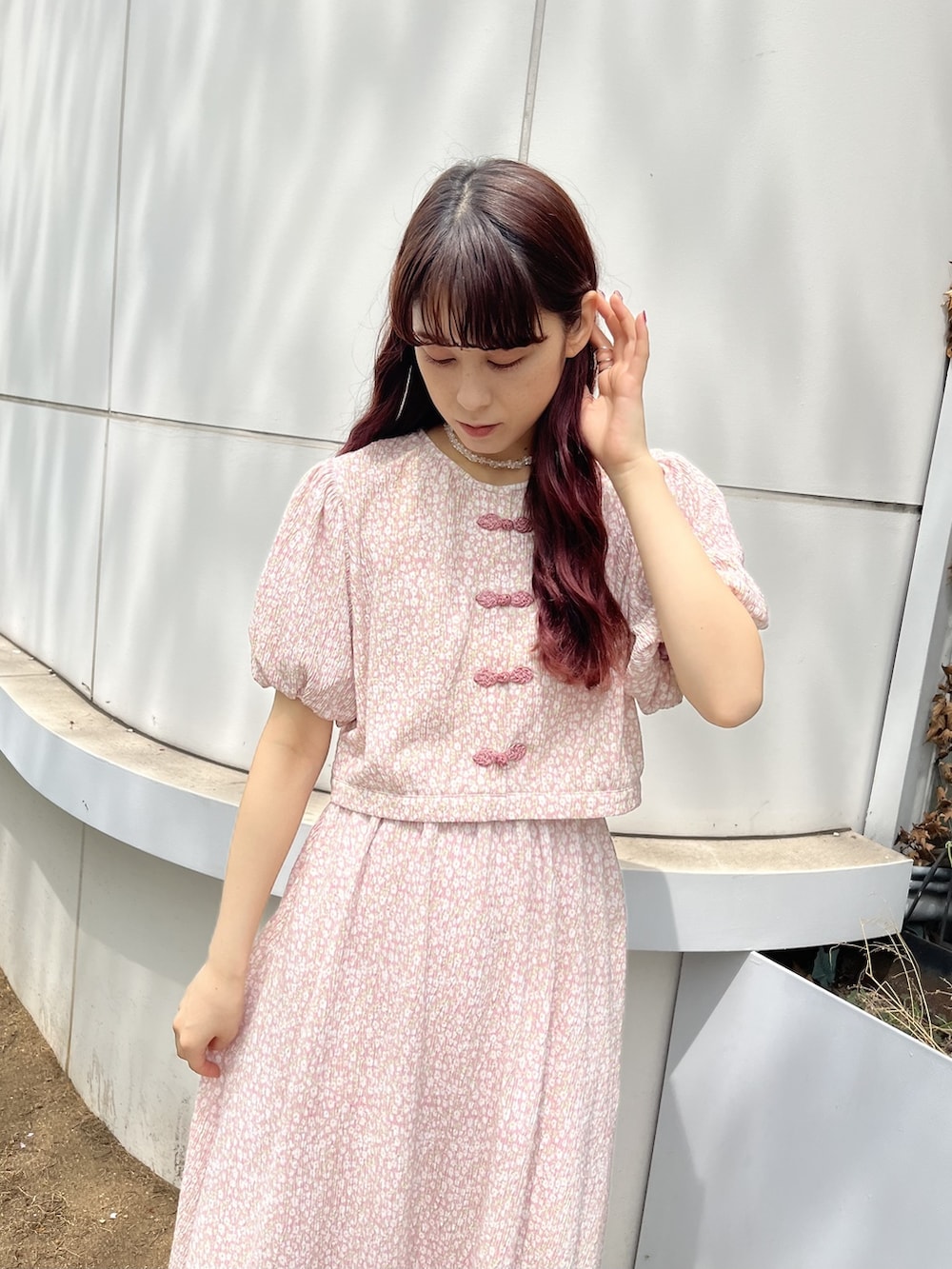 ホワイト系のサンダル、ピンク系のシャツ/ブラウス、ピンク系のスカートを着用したレディースの春コーディネートの3枚目の写真