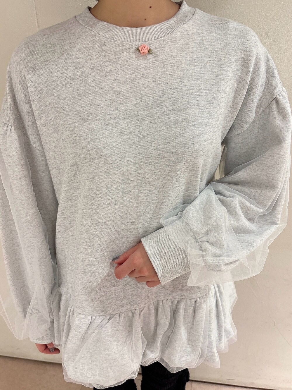 グレー系のスウェット、ブラック系のその他パンツ、ホワイト系のスニーカーを着用したレディースの冬コーディネートの4枚目の写真