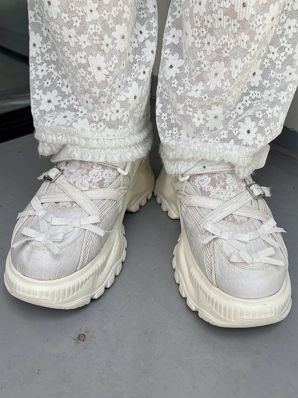 ブルー系のワンピース、ホワイト系のその他パンツ、ホワイト系のスニーカーを着用したレディースの夏コーディネートの6枚目の写真