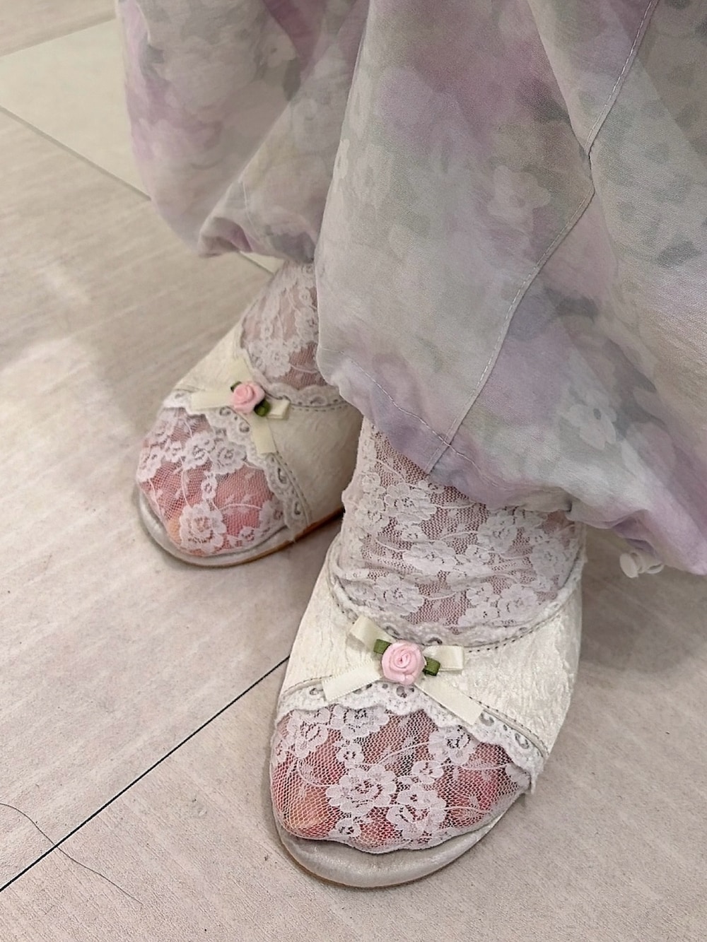 グリーン系のワンピース、ホワイト系のキャミソール、その他のカーゴパンツを着用したレディースの春コーディネートの7枚目の写真