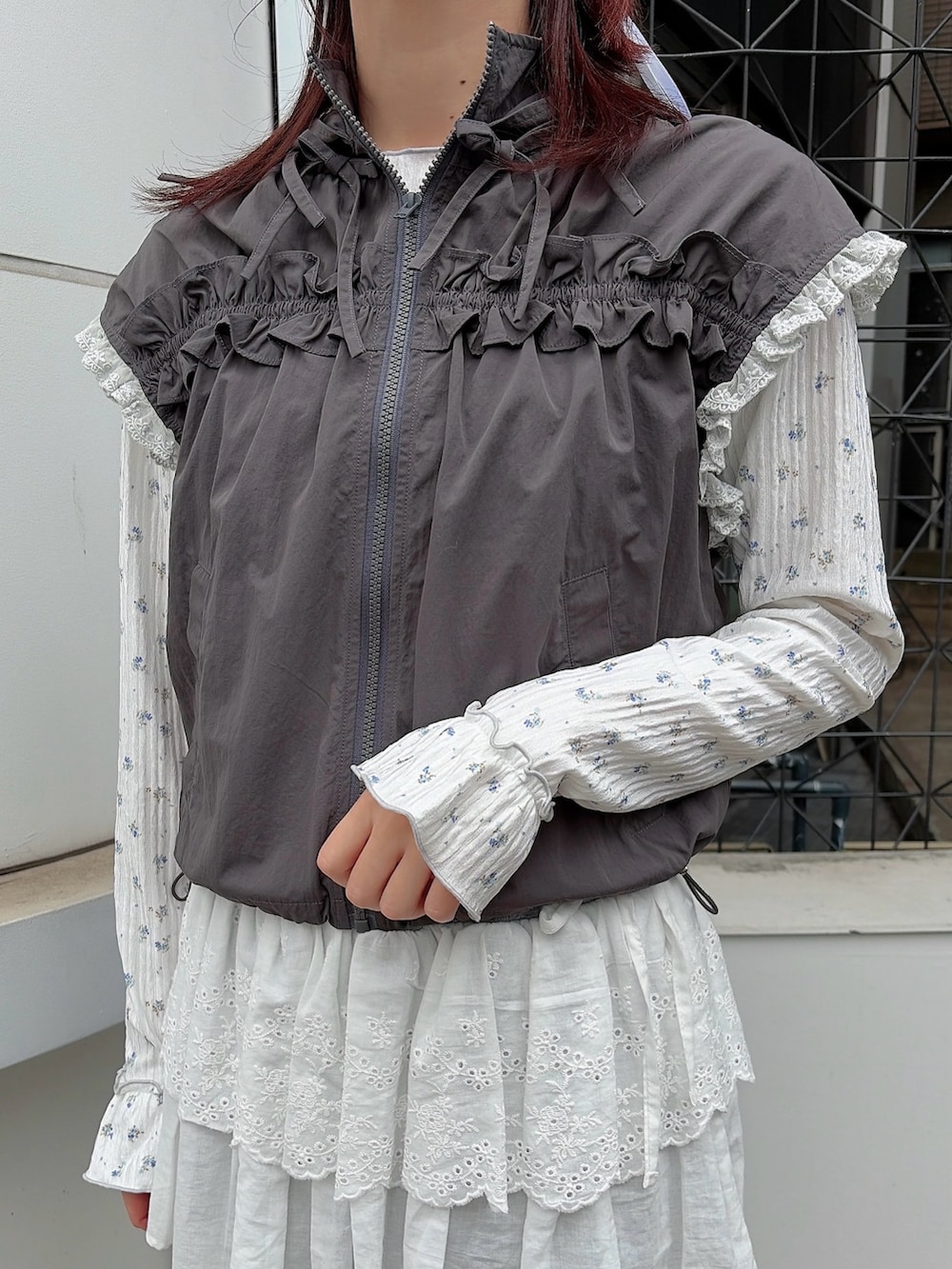 ブルー系のTシャツ/カットソー、グレー系のベスト、ホワイト系のボストンバッグを着用したレディースの春コーディネートの5枚目の写真