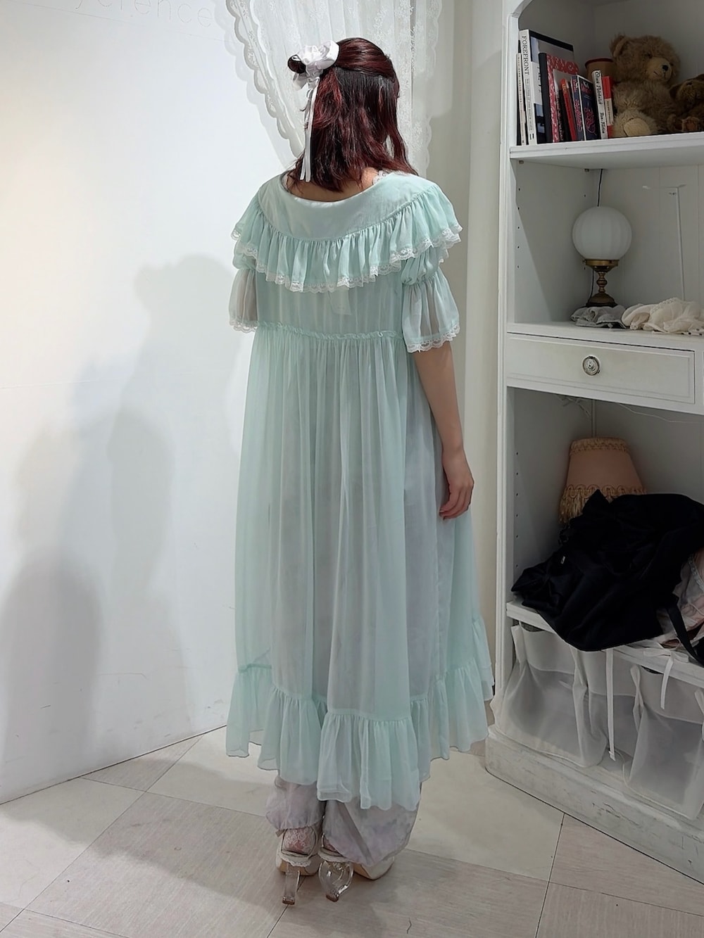 グリーン系のワンピース、ホワイト系のキャミソール、その他のカーゴパンツを着用したレディースの春コーディネートの2枚目の写真