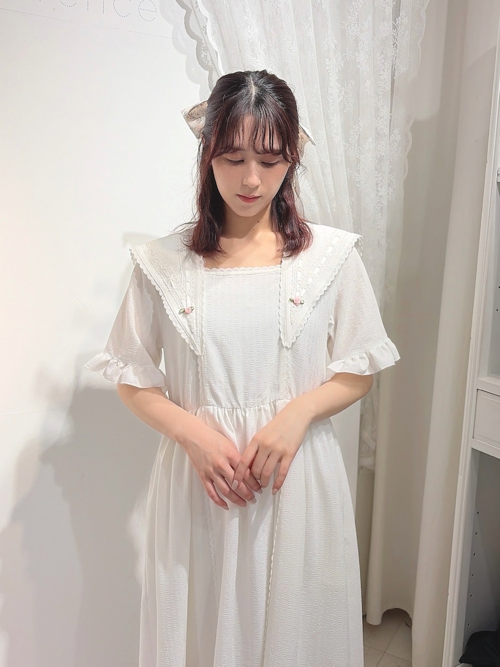 ホワイト系のワンピース、ホワイト系のバレエシューズを着用したレディースの春コーディネートの3枚目の写真