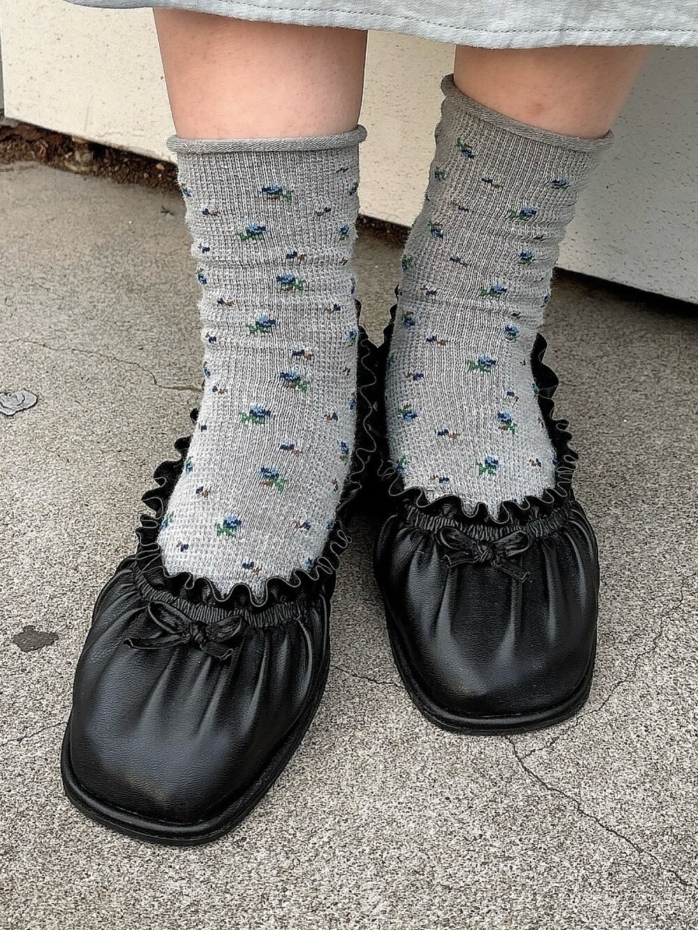 グリーン系のワンピース、ホワイト系のTシャツ/カットソー、ブラック系のパンプスを着用したレディースの冬コーディネートの4枚目の写真