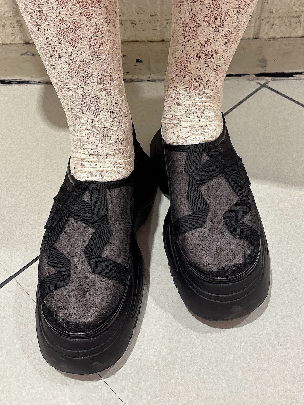 ブルー系のワンピース、ホワイト系のシャツ/ブラウス、ブラック系のスニーカーを着用したレディースの春コーディネートの6枚目の写真