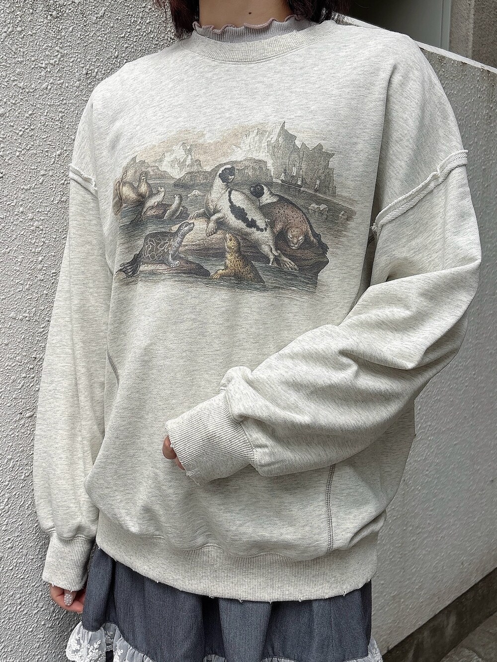 グレー系のスウェット、グレー系のスカート、グレー系のニット/セーターを着用したレディースの秋コーディネートの5枚目の写真