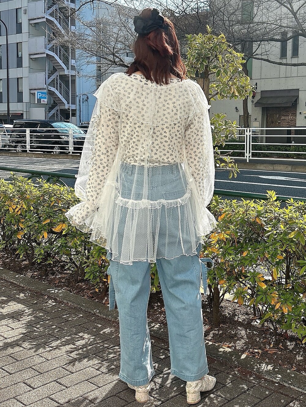 ブルー系のTシャツ/カットソー、ホワイト系のシャツ/ブラウス、ブルー系のデニムパンツを着用したレディースの冬コーディネートの2枚目の写真