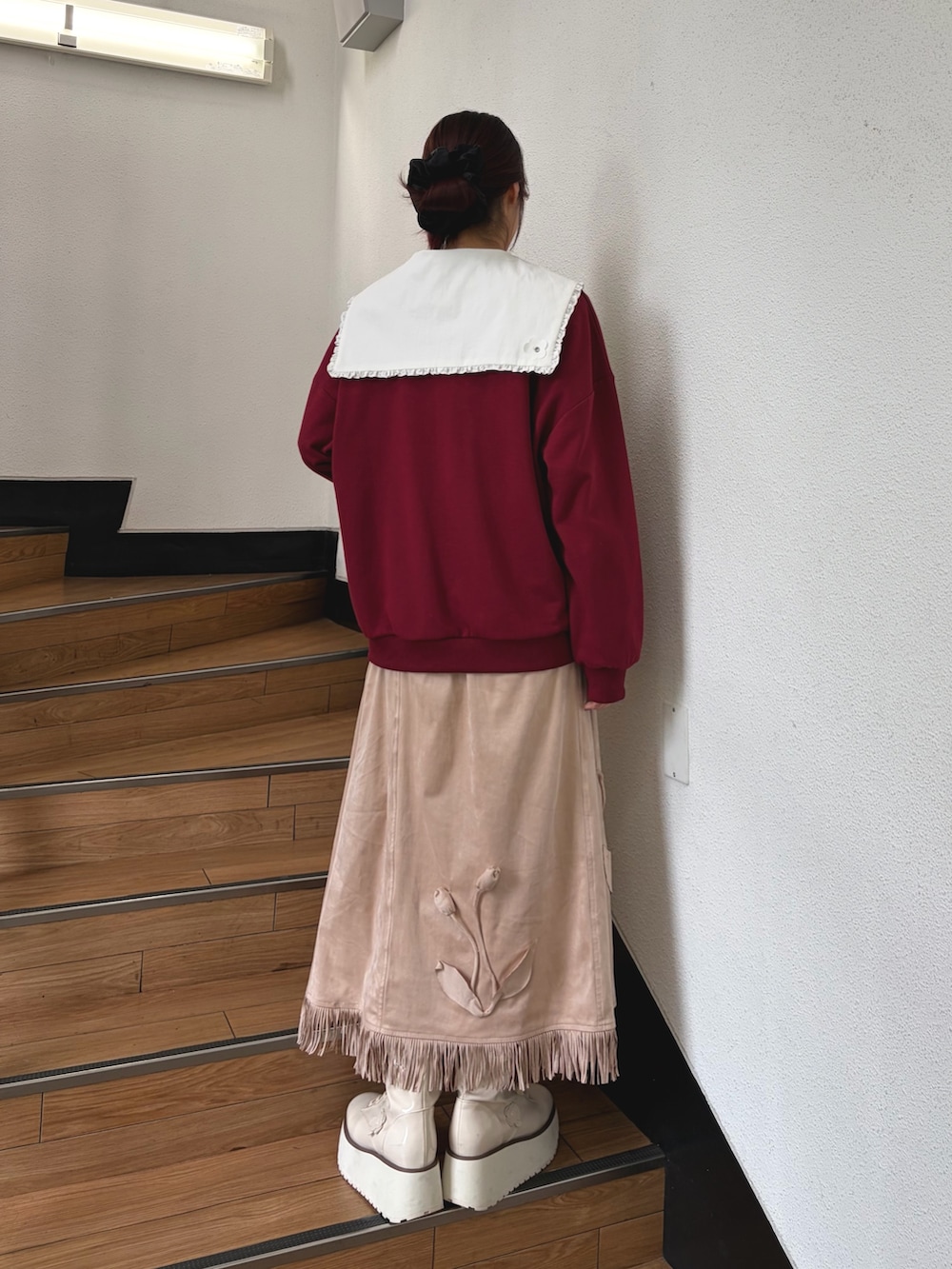 レッド系のスウェット、ホワイト系のシャツ/ブラウス、ピンク系のスカートを着用したレディースの夏コーディネートの2枚目の写真